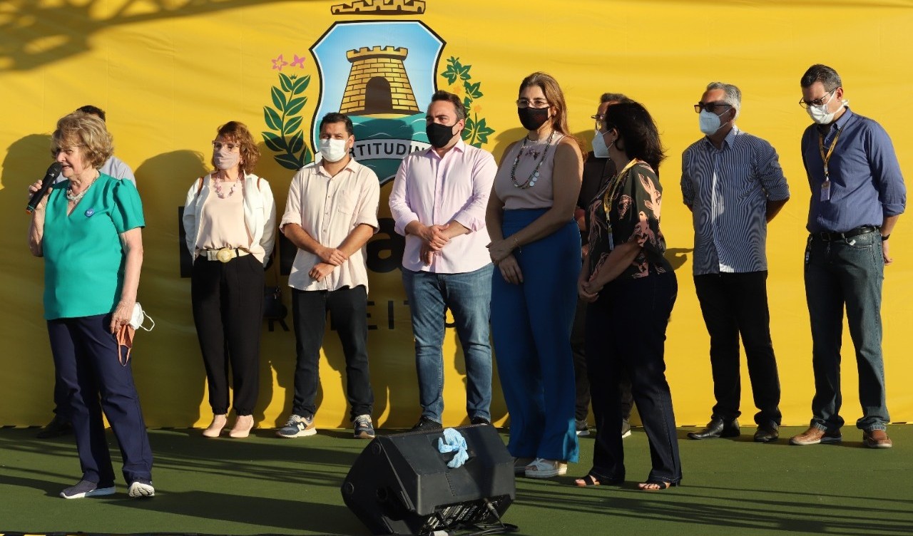 um grupo de pessoas no palco